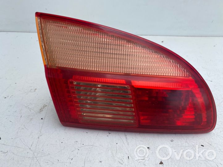 Toyota Avensis T220 Lampy tylnej klapy bagażnika 89022026