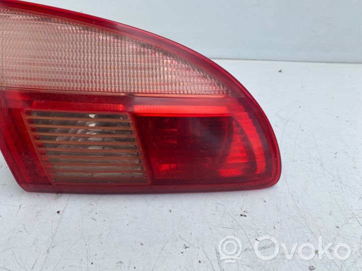 Toyota Avensis T220 Задний фонарь в крышке 89022026