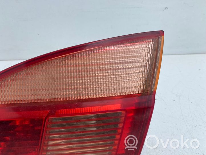 Toyota Avensis T220 Lampy tylnej klapy bagażnika 89022025