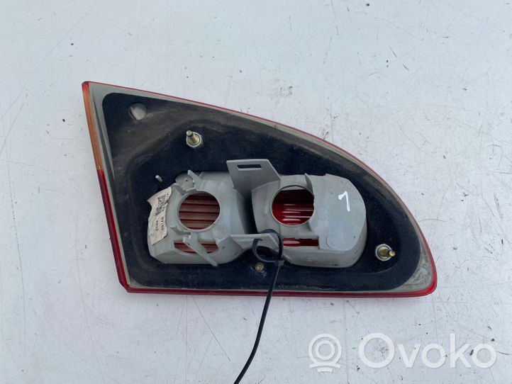 Toyota Avensis T220 Lampy tylnej klapy bagażnika 89022025