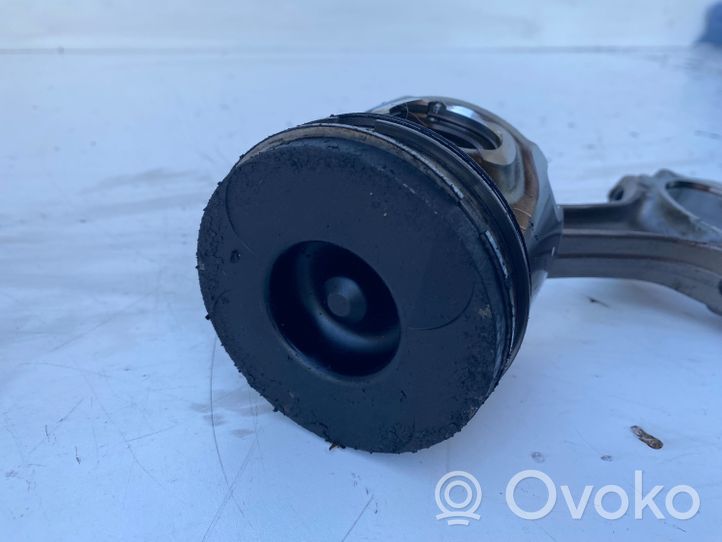 Toyota Avensis T220 Piston with connecting rod 