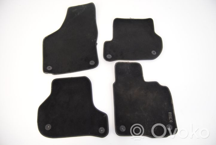 Skoda Octavia Mk2 (1Z) Kit tapis de sol auto DCA600102A