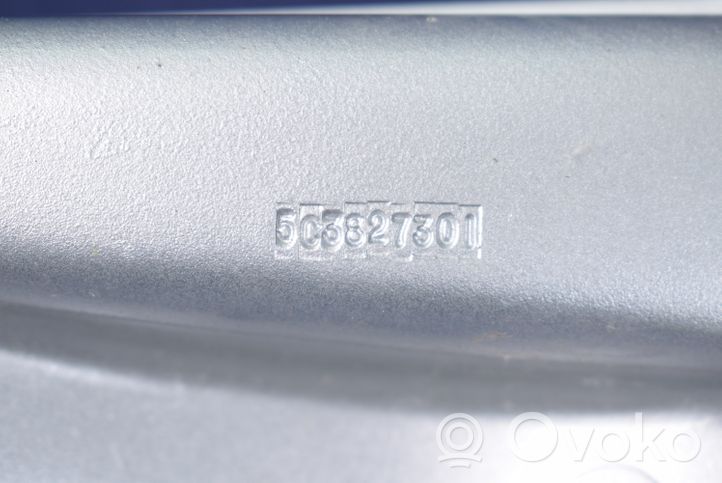 Volkswagen Beetle A5 Zawias klapy tylnej bagażnika 5C3827301