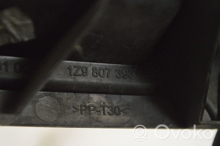 Skoda Octavia Mk2 (1Z) Mocowanie narożnika zderzaka tylnego 1Z9807393