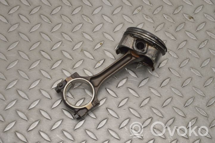 Opel Vectra C Piston 674