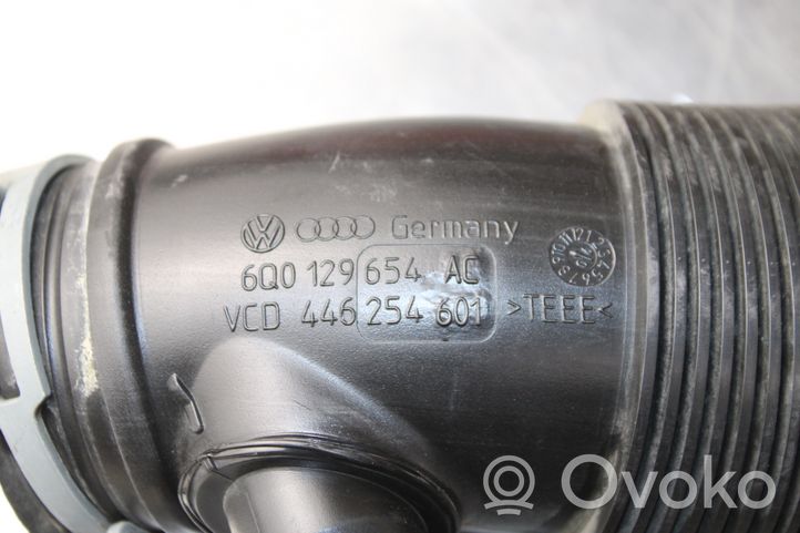 Volkswagen Polo IV 9N3 Parte del condotto di aspirazione dell'aria 6Q0129654AC