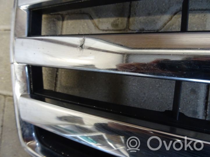 Infiniti QX56 Grille calandre supérieure de pare-chocs avant 623107S600