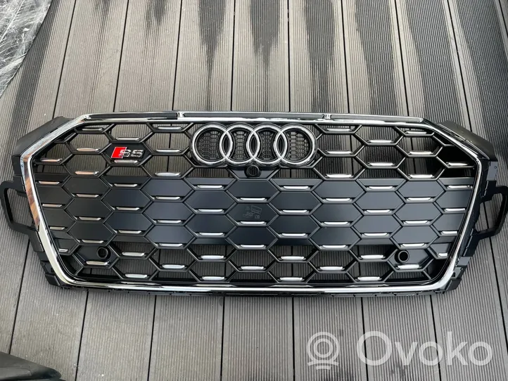 Audi RS5 Etupuskurin ylempi jäähdytinsäleikkö 8W6853651BQ