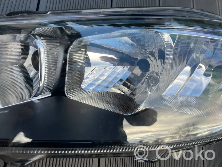 Ford Fiesta Lampa przednia C1BB-13W030-AE