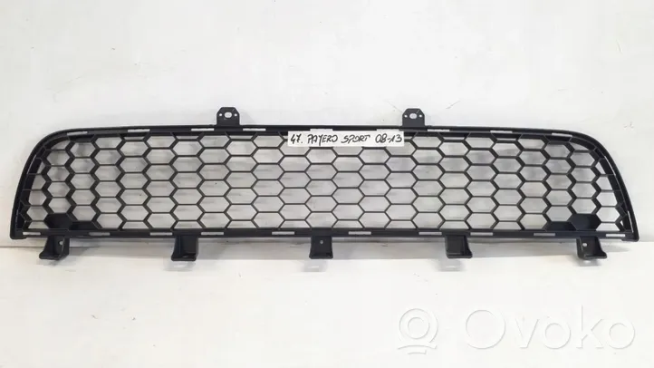 Mitsubishi Pajero Sport II Grille inférieure de pare-chocs avant 6402A124