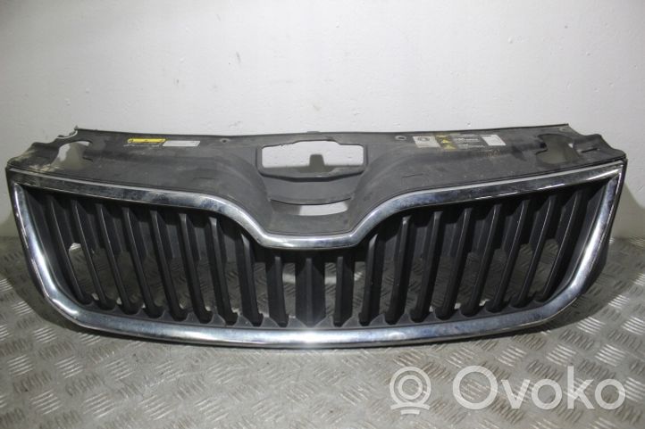 Skoda Rapid (NH) Grille calandre supérieure de pare-chocs avant 