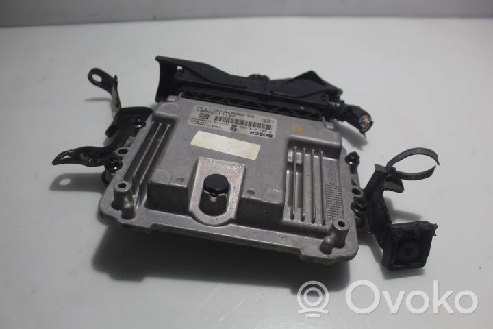 KIA Ceed Komputer / Sterownik ECU silnika 0281018639