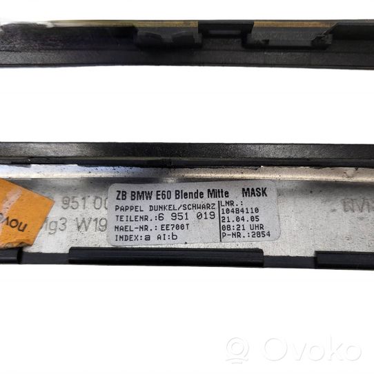 BMW 5 E60 E61 Panelės stalčiuko/lentinėlės paklotėlis 10484110