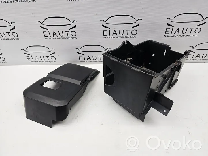Volvo V50 Support boîte de batterie 30667941