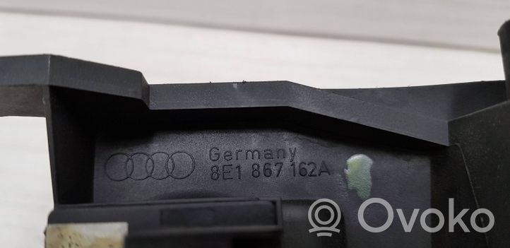 Audi A4 S4 B6 8E 8H Obudowa klamki wewnętrznej drzwi przednich 8E1867162A