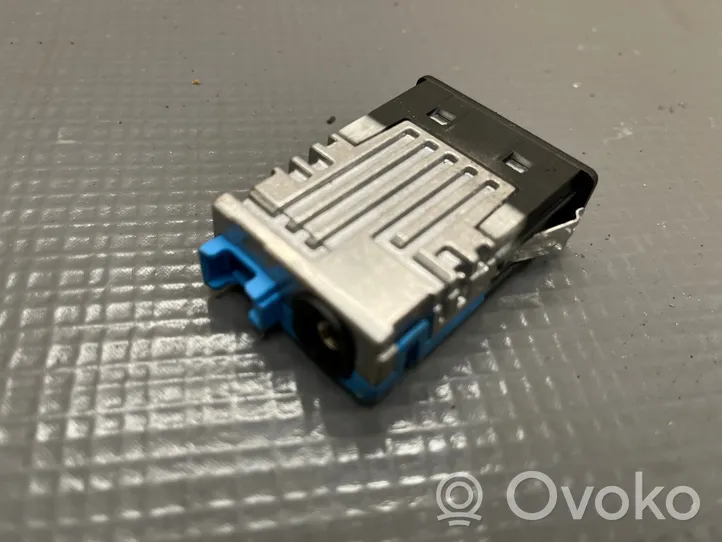 BMW 7 G11 G12 USB socket connector 8711939