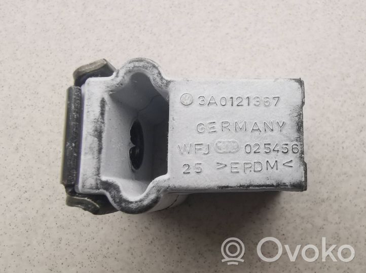 Volkswagen PASSAT B4 Fixation de radiateur 3A0121367