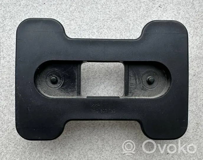 Volkswagen Golf III Support de pare-chocs arrière 1H0807193