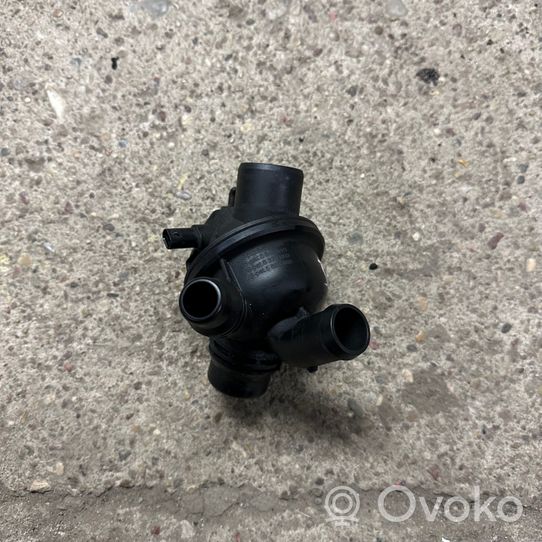 BMW 5 GT F07 Carcasa del termostato 8671516