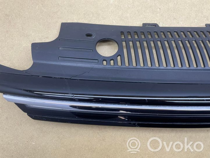 Volkswagen Golf VIII Grille calandre supérieure de pare-chocs avant 5H0853653