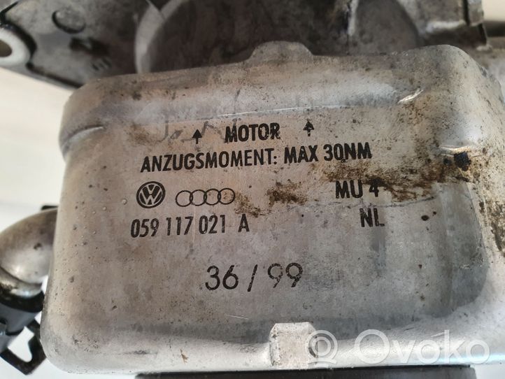 Audi A6 S6 C5 4B Öljynsuodattimen kannake 059117021A