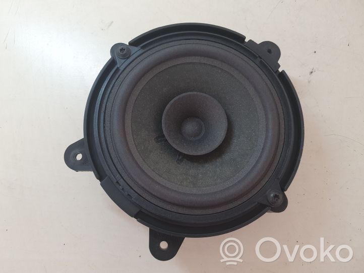 Renault Clio III Enceinte de porte arrière 8200372738