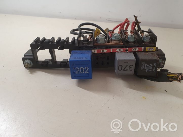 Audi A8 S8 D2 4D Relay mounting block 8L0941822A