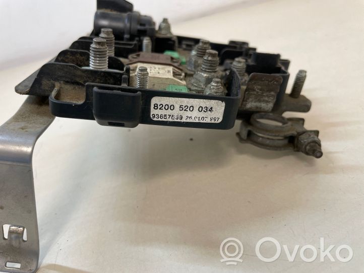 Opel Vivaro Узел подключения плюсовых проводов 8200520034