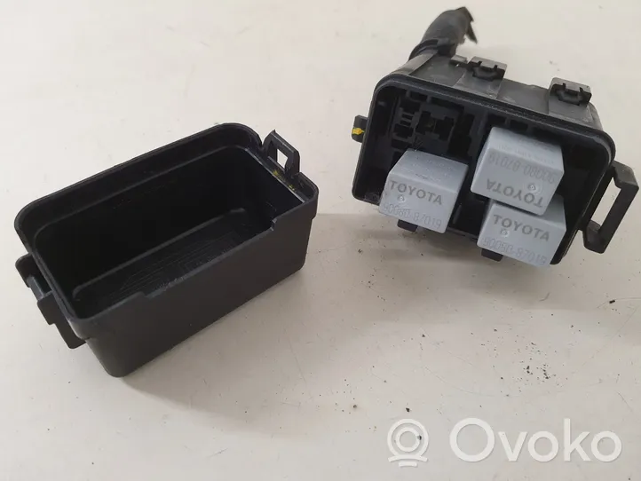 Toyota Avensis T270 Fuse module 9008087019