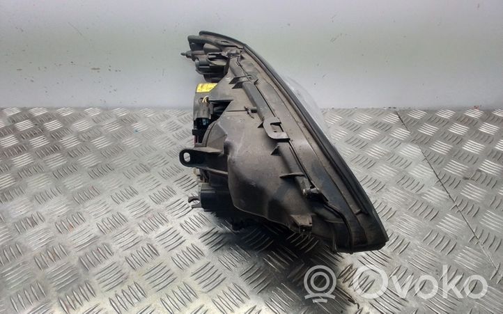 Subaru Outback Lampa przednia 10020954