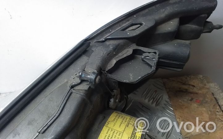 Subaru Outback Lampa przednia 10020954