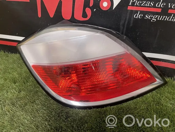 Opel Astra H Lampa tylna 691834