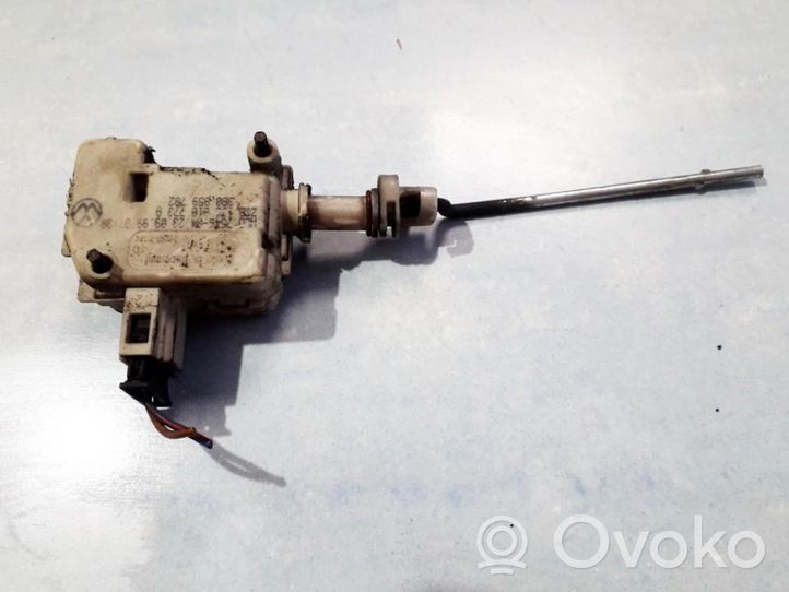 Volkswagen Golf IV Motor de bloqueo de puertas 3B0959782