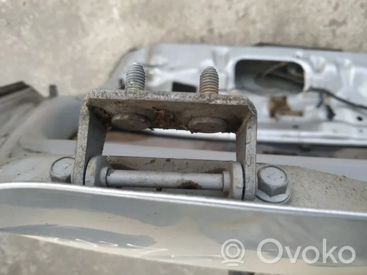 Subaru Legacy Tailgate/trunk/boot hinge 