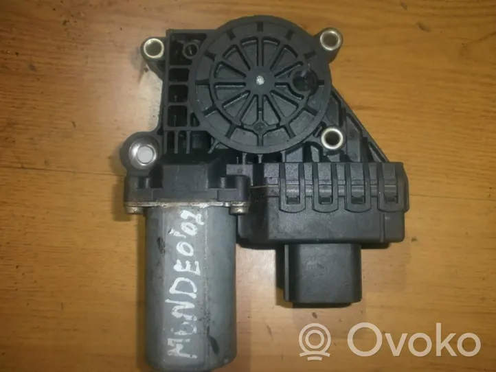 Ford Mondeo Mk III Varikliukas priekinio langų pakėlėjo 0130821771