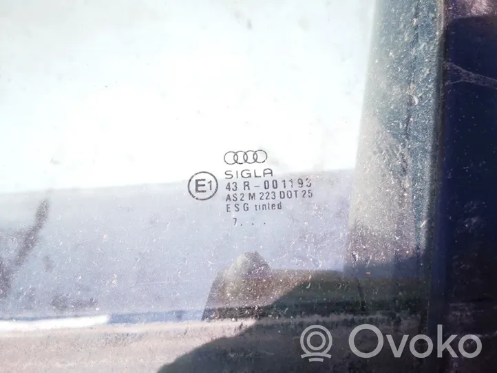 Audi A4 S4 B5 8D priekšējo durvju stikls (četrdurvju mašīnai) 