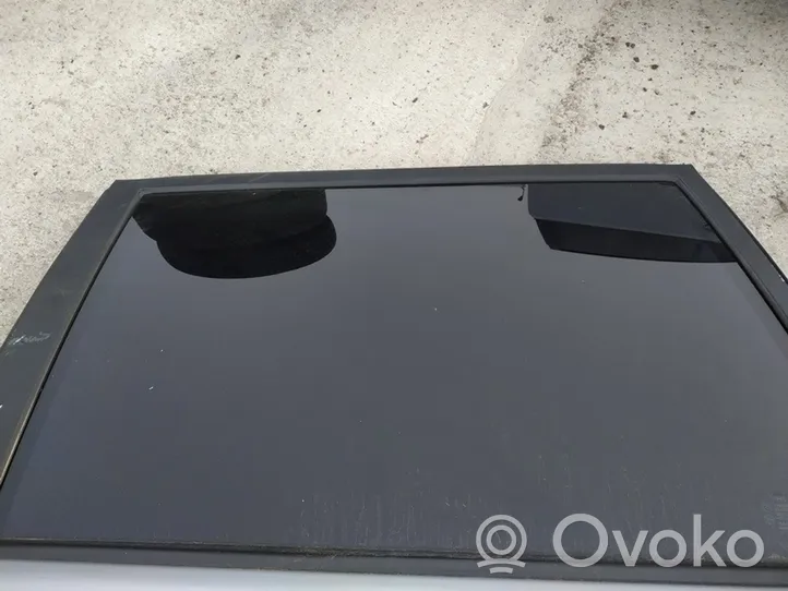 Hyundai Trajet Rear door window glass 