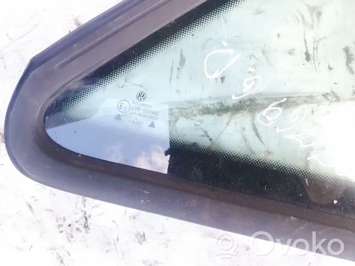 Volkswagen PASSAT B4 Rear side window/glass 