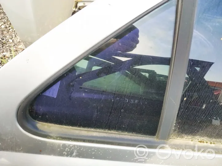 Peugeot 406 Mazais stikls "A" aizmugurējās durvīs 