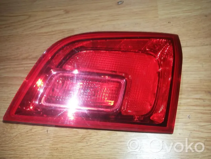 Opel Astra J Luci posteriori del portellone del bagagliaio 13282249