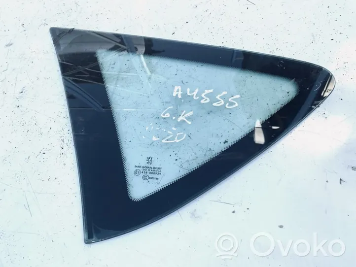 Peugeot 407 Fenêtre latérale avant / vitre triangulaire 