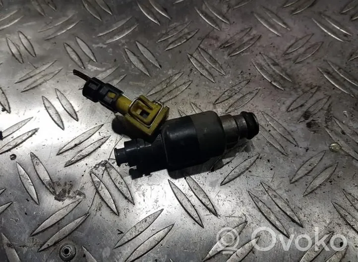 Opel Corsa B Injecteur de carburant 17089276