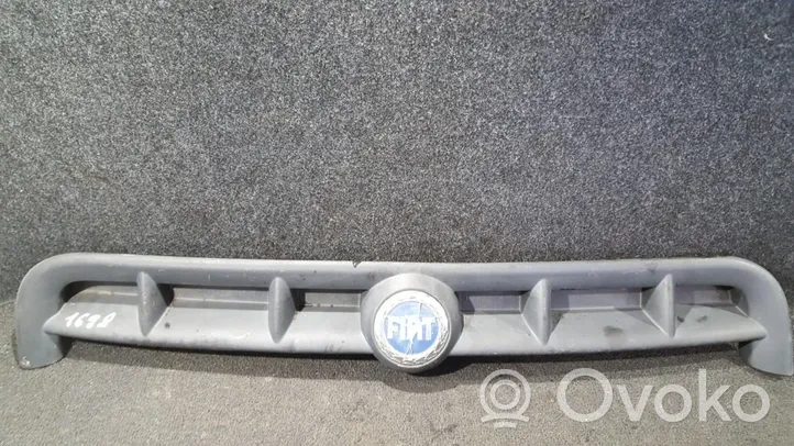 Fiat Doblo Atrapa chłodnicy / Grill 735268388