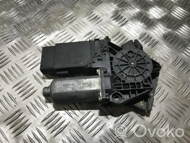 Volkswagen PASSAT B5.5 Moteur de lève-vitre de porte avant 0130821694