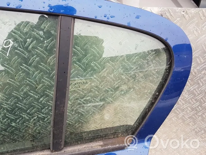 Opel Astra H Rear vent window glass 