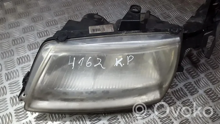 Saab 9-5 Lampa przednia 89006241