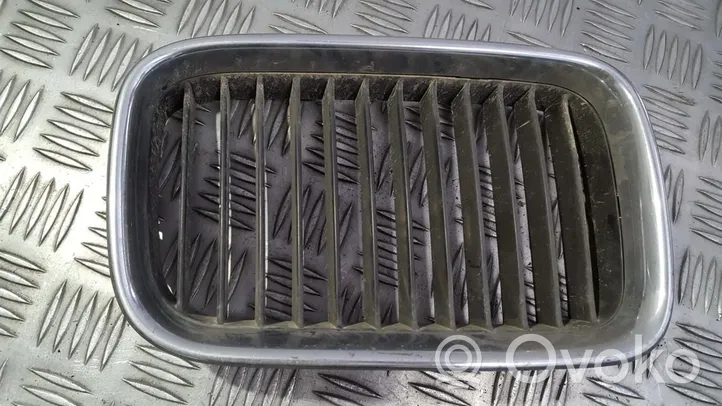 BMW 3 E36 Grille de calandre avant 51138122238