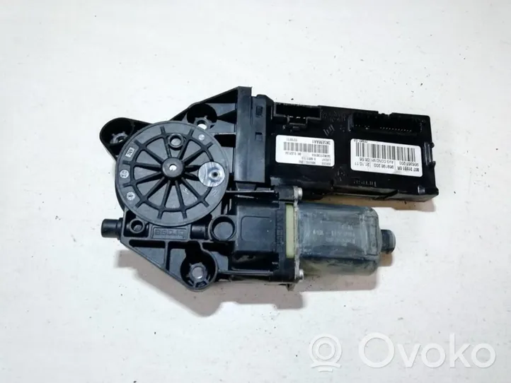 Renault Megane III Front door window regulator motor 0130822479