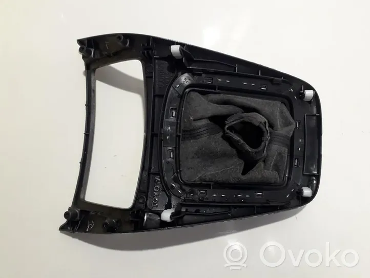 Toyota Avensis T250 Rivestimento in plastica cornice della leva del cambio 92142