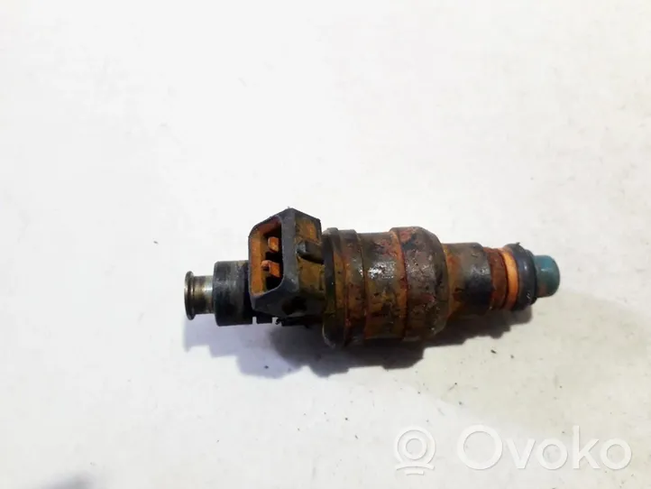 Volkswagen PASSAT B5 Injecteur de carburant 058133551